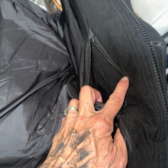 Black Ski & Snowboard Jacket with Insulation and Extreme Weather Resistance - Picture 11 of 14